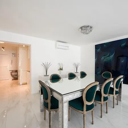 Apartment Ab - The Princess Castle Triplex *