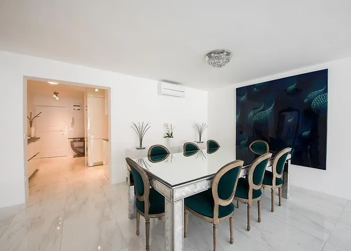 Apartma Ab - The Princess Castle Triplex *